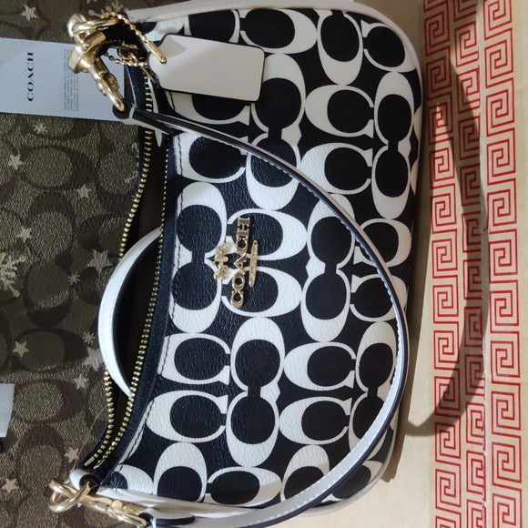 New! Teri Shoulder Bag in Signature Canvas - Picture 9 of 9